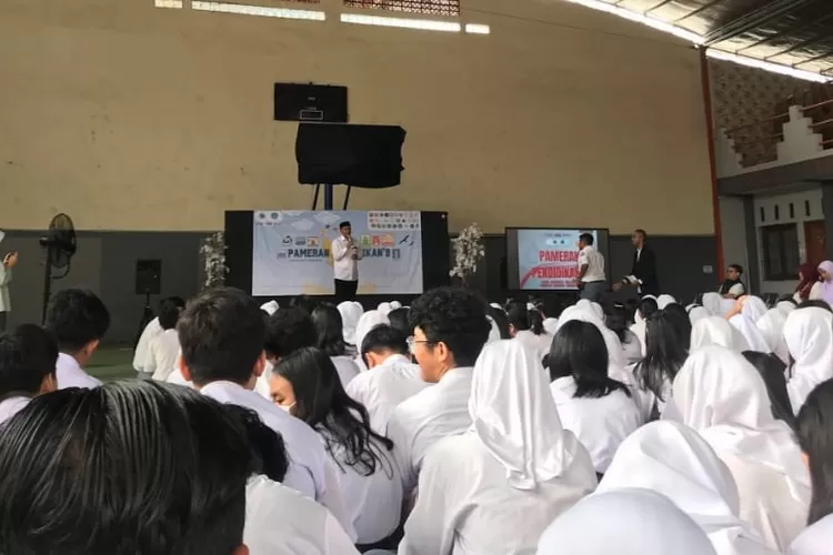 Dr. Toto Suharya, S.Pd., M.Pd Membuka Pameran Pendidikan di SMAN 9 Bandung (GoraJuara.com/dok AKSI)