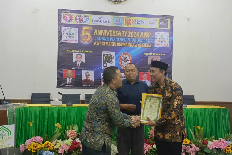 Dr. Toto Suharya, M.Pd., Menerima Anugerah Award AWP Teladan Penggerak Literasi (GoraJuara.com/dok AKSI)