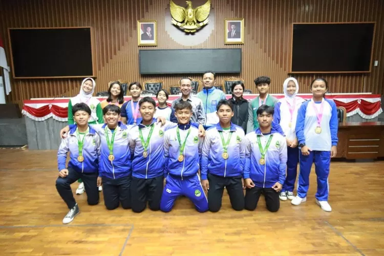 Ketua DPRD Kota Bandung H. Asep Mulyadi, S.H., mengundang atlet SMP peraih juara Gala Siswa Indonesia SMP Tingkat Nasional (Dani/Humpro DPRD Kota Bandung)