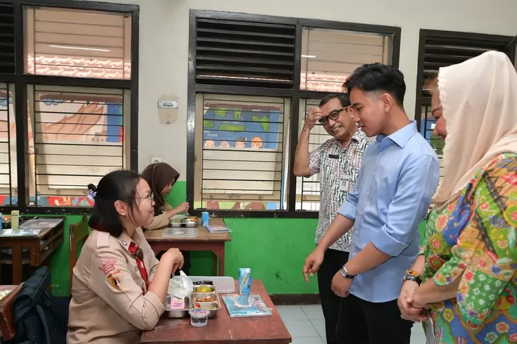 Gibran Tinjau Program MBG di SMKN 7 Semarang (Foto: Setwapres)