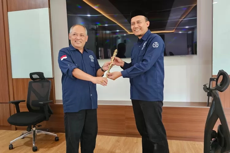 Prof. Dadan Wildan, M.Hum. Menyerahkan Tongkat Pusaka Ketua IKA Pendidikan Sejarah Kepada Dr. Toto Suharya, S.Pd. M.Pd. (GoraJuara.com/dok AKSI)