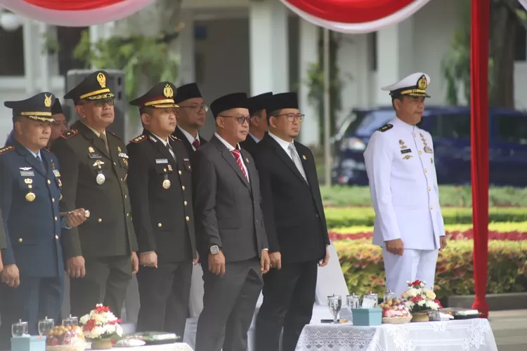 Wakil Ketua I DPRD Kota Bandung, Toni Wijaya S.E., S.H., dan Anggota DPRD Kota Bandung, Asep Robin S.H., M.H., menghadiri Upacara Peringatan Hari Bela Negara Tingkat Kota Bandung (Dok: Satria/Humpro DPRD Kota Bandung)