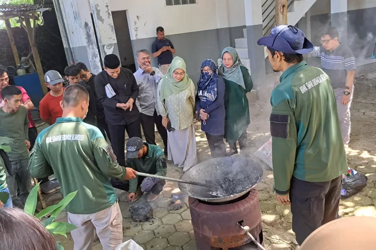 Toni Permana Berbagi Inspirasi Mengolah Sampah Jadi Paving Block (GoraJuara.com/dok AKSI)