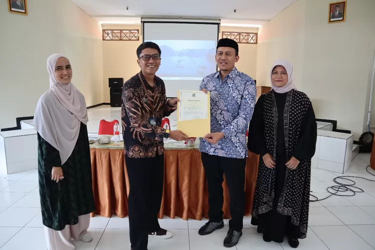 Dinas Koperasi dan UMKM Kota Bandung Menyerahkan Penghargaan Pada Koperasi Rukun Mitra SMAN 15 Bandung Sebagai Koperasi Sehat (GoraJuara.com/dok AKSI)