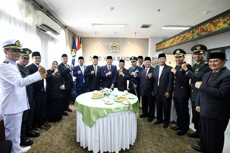 DPRD Kota Bandung mengumumkan hasil Penetapan Pasangan Calon Wali Kota dan Wakil Wali Kota Bandung Terpilih Masa Jabatan Tahun 2025-2030 (Dok: Dani/Humpro DPRD Kota Bandung)