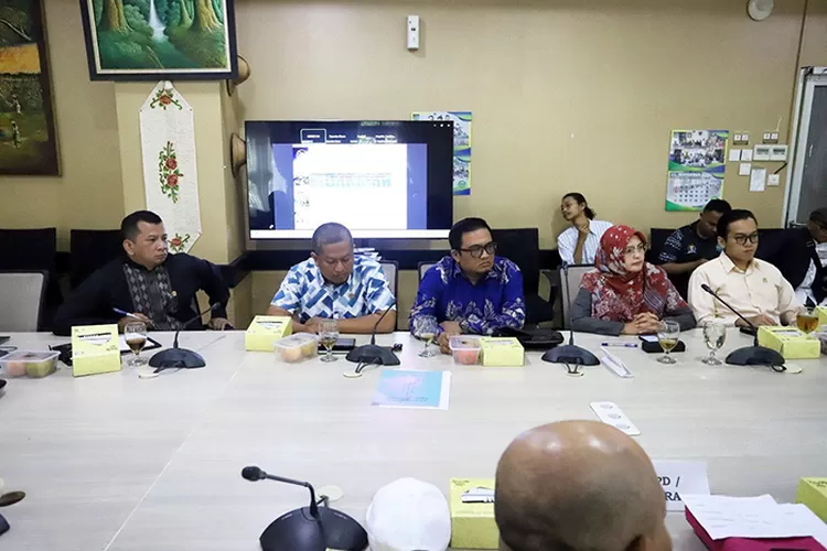 Komisi IV DPRD Kota Bandung menerima Audiensi Tim PKWT14 (9 orang Mantan Karyawan PT. Dirgantara Indonesia) di Gedung DPRD Kota Bandung (Dok: Dani/Humpro DPRD Kota Bandung)