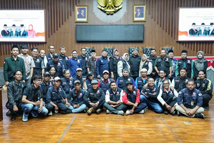 Ketua Badan Kehormatan yang juga anggota Komisi IV DPRD Kota Bandung, H. Soni Daniswara, S.E., menerima audiensi dari tim relawan Bojongloa Kaler Sosial Respon (Bongsor), di Ruang Rapat Paripurna DPRD Kota Bandung (Dok: Nicko/Humpro DPRD Kota Bandung)
