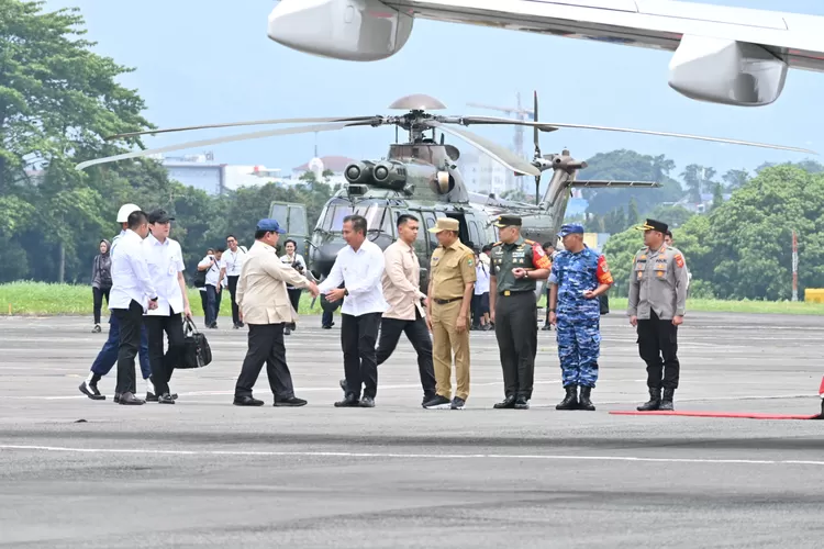 Penjabat Wali Kota Bandung Sambut Kedatangan Presiden Prabowo di Husein Sastranegara (Diskominfo Kota Bandung)