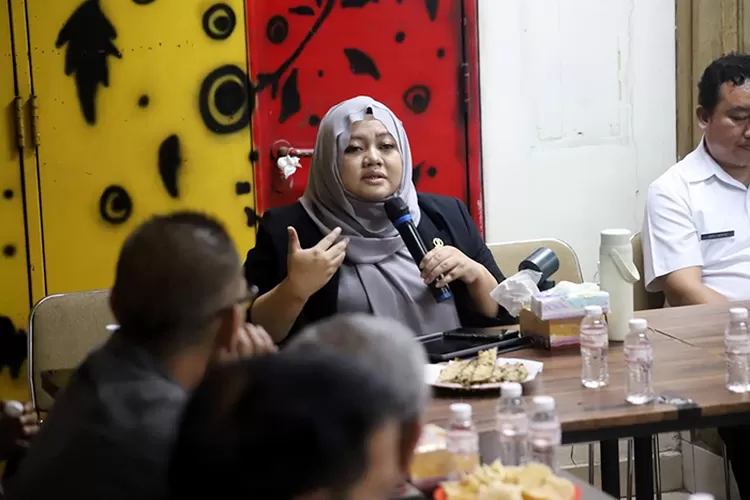 Anggota Komisi II DPRD Kota Bandung, Indri Rindani dalam pertemuan bersama para pedagang, di Pasar Baru Trade Center (Dok: Indra/Humpro DPRD Kota Bandung)