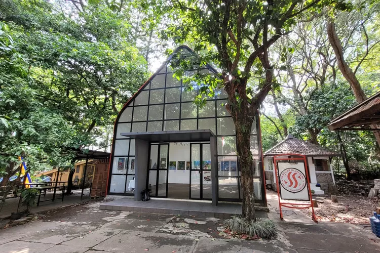 Sanggar Olah Seni adalah komunitas seni yang bergerak di bidang pendidikan seni non formal yg diadakan dalam bentuk kursus workshop seni rupa sepert belajar menggambar, belajar lukis, patung, dan lain-lain (Diskominfo Kota Bandung)