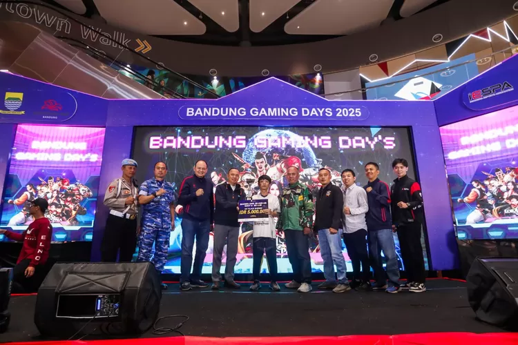 Penjabat Wali Kota Bandung, A. Koswara, mengajak generasi muda untuk lebih mengenal dan mendukung gim lokal. (Diskominfo Kota Bandung)