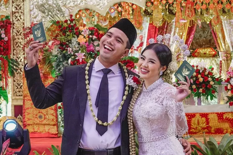 Raut kebahagiaan terpancar dari wajah Frans Faisal serta Indah Tri Pertiwi setelah menikah (Foto: Gorajuara/ Instagram/ @fuji_an)