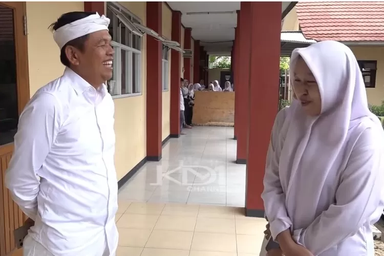 Kungungan KDM ke SMAN 4 Karawang (GoraJuara.com/tangkap layar youtube Kang Dedi Mulyadi Channel)