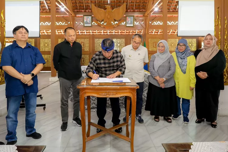 Pemkot Bandung Dapat Tambahan 5 Ritasi ke TPA Sarimukti, Target Kembali ke 140 Rit dalam Sebulan&nbsp;&nbsp; (Diskominfo Kota Bandung)