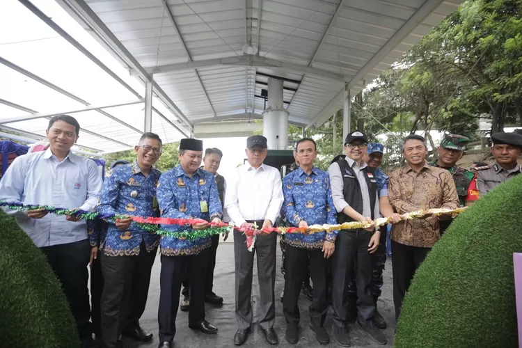 Penjabat Wali Kota Bandung Resmikan Operasional TPST Motah Bakul Agamis dan Pengiriman Perdana RDF Ke PT. Indocement (Diskominfo Kota Bandung)