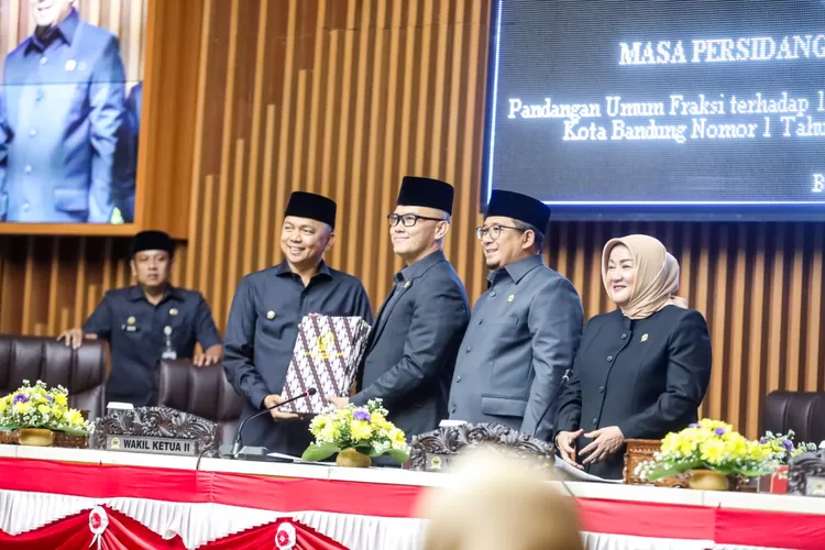 Usulan Raperda Pajak dan Retribusi Daerah, Pj Wali Kota Bandung Sampaikan Jawaban Atas Pandangan Fraksi (Diskominfo Kota Bandung)