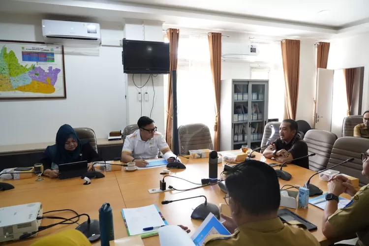 Pimpinan dan anggota Komisi II DPRD Kota Bandung melaksanakan rapat kerja lanjutan bersama Dinas Perdagangan dan Perindustrian (Dok: Fadhil/Humpro DPRD Kota Bandung)