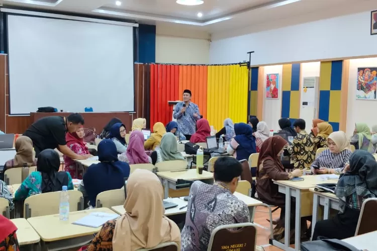 Dr. Toto Suharya, S.Pd., M.Pd. Workshop SMAN 2 Cimahi (GoraJuara.com/dok AKSI)