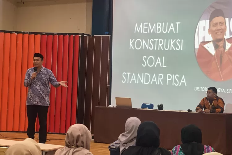 Kelakar Dr. Toto Suharya, S.Pd., M.Pd Guru Segera Tobat (GoraJuara.com/dok AKSI)