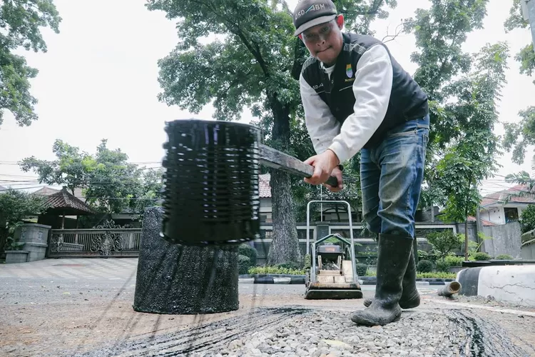 Pemkot Bandung Kick Off Perbaikan Jalan, Warga Bisa Laporkan Jalan Berlubang Hubungi Nomor Ini (Diskominfo Kota Bandung)