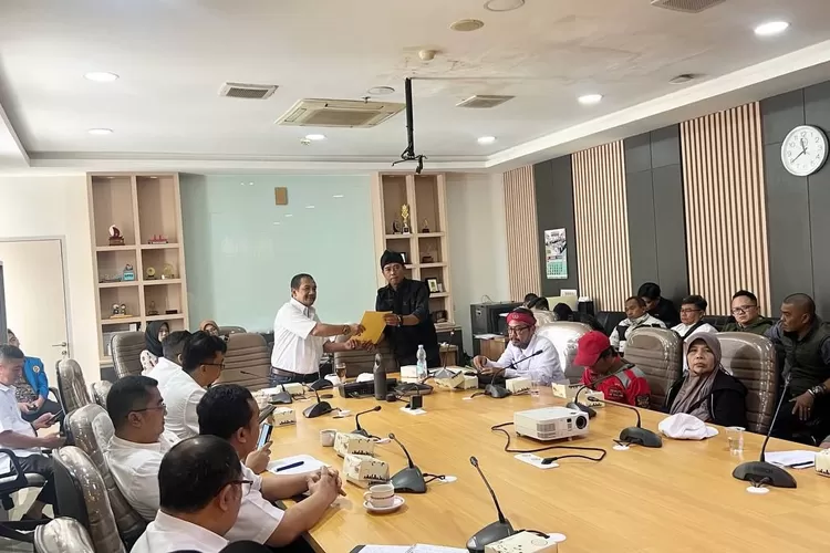 Minta Kejelasan Pengelolaan Pasar Gedebage, Pedagang Pasar Tradisional Mengadu ke Komisi II (Dok: Ariel/Humpro DPRD Kota Bandung)