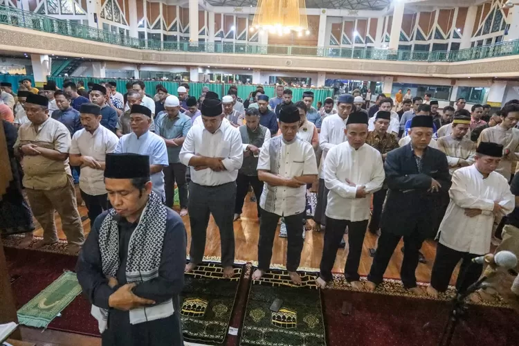 Tarawih Hari Kedua, Farhan Salat di Masjid Al Ukhuwah, Erwin di Al Jariyah Kiaracondong (Diskominfo Kota Bandung)