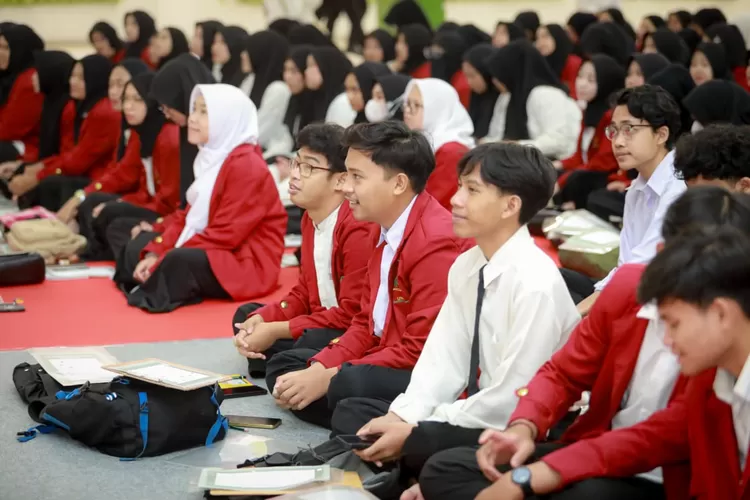 84 Ribu Pelajar dan Mahasiswa Tulis Mushaf Al-Qur'an Pecahkan Rekor Muri (Diskominfo Kota Bandung)
