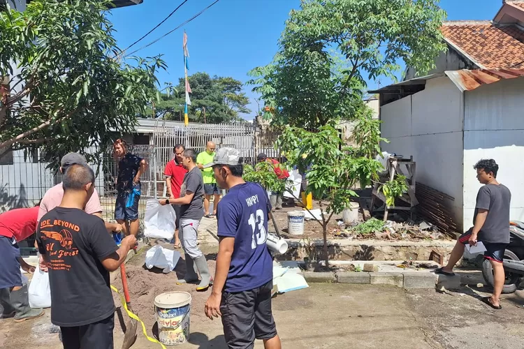 Warga Swadaya Perbaiki Kirmir, Petugas Sedot Air (Diskominfo Kota Bandung)