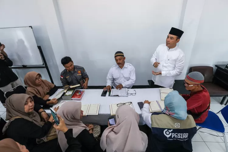 Erwin Suntik Semangat Para Peserta Gerakan Pemberantasan Buta Huruf Al-Qur'an&nbsp; (Diskominfo Kota Bandung)