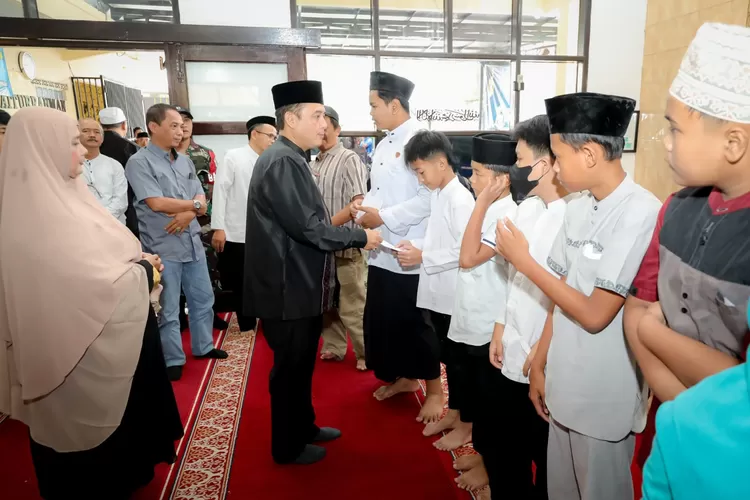 Ajak Warga Santuni Anak Yatim, Erwin: Ramadan Saatnya Berbagi dan Peduli (Diskominfo Kota Bandung)