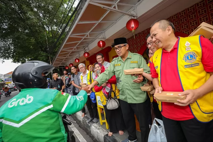 Ikut Takjil On The Street Masjid Lautze 2, Farhan: Ini Indahnya Ramadan di Kota Bandung (Diskominfo Kota Bandung)