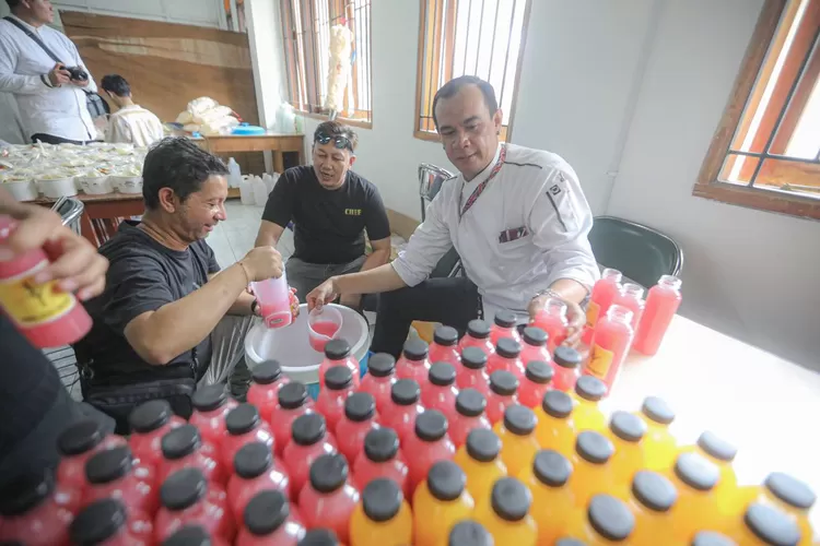 Asosiasi Chef Indonesia Bagikan 1.000 Porsi Nasi Kebuli dan Bryani di Gerlong (Diskominfo Kota Bandung)