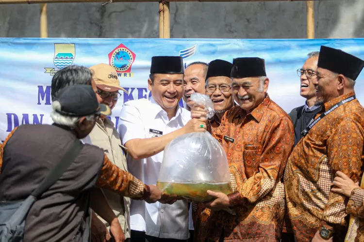 Para Pensiunan Kembangkan Budidaya Ikan Nila, Pemkot Bandung Dukung Keberlanjutan Program (Diskominfo Kota Bandung)