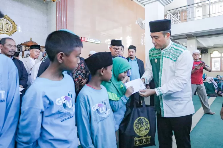 Wakil Wali Kota Bandung Donasikan Gaji Pertama untuk Anak Yatim dan Siap Jadi Orang Tua Asuh&nbsp;&nbsp; (Diskominfo Kota Bandung)
