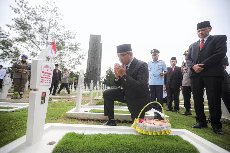 Peringati Bandung Lautan Api, Forkopimda Tabur Bunga di TMP Cikutra&nbsp; (Diskominfo Kota Bandung)