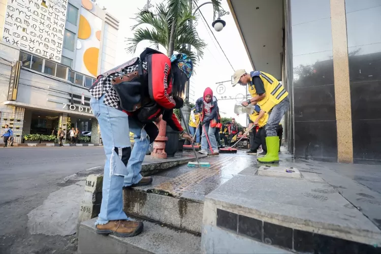 BUAT KAMU Kembali Digelar: Trotoar Kota Bersih Sambut Wisatawan Lebaran, Yuk Ikutan! (Diskominfo Kota Bandung)