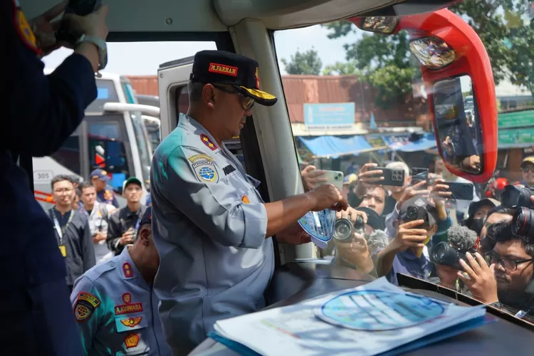 Farhan: Bus yang Berangkat dari Terminal Cicaheum Miliki Standar Keselamatan Tinggi (Diskominfo Kota Bandung)