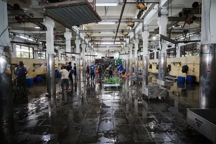 Pastikan Ketersediaan Daging Aman, Wali Kota Bandung Tinjau RPH Ciroyom (Diskominfo Kota Bandung)