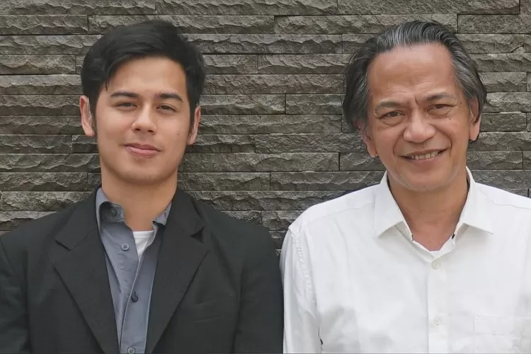 Surya Sahetapy (kiri) umumkan ayahnya, Ray Sahetapy, meninggal dunia (Foto: Gorajuara/ Instagram/ @suryasahetapy)