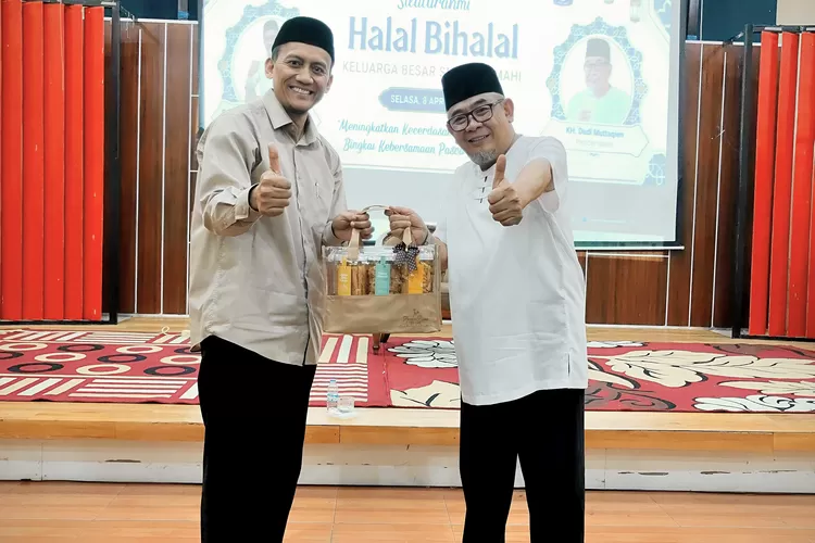 Dr. Toto Suharya, S.Pd., M.Pd. dan Ustad Dudi Muttaqien (GoraJuara.com/dok AKSI)