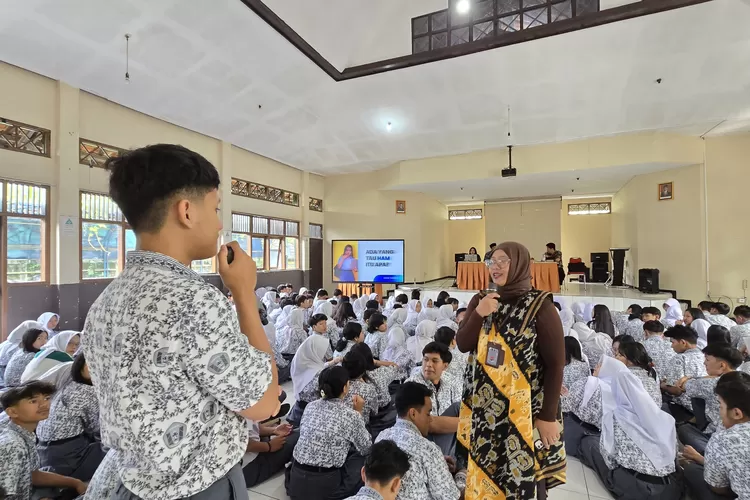 Sari Puspitawaty dari Kementerian HAM di SMAN 15 Bandung (GoraJuara.com/dok AKSI)