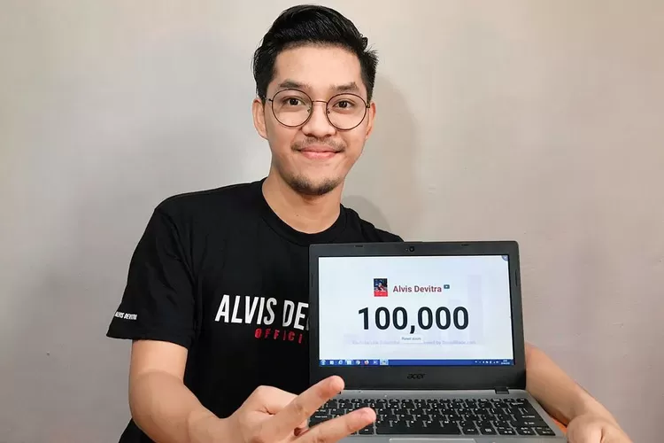 Alvis Devitra menunjukkan pencapaian 100 ribu subscriber atau pelanggan di kanal YouTube pribadinya (Foto: Gorajuara/ Instagram/ @alvisdevitra)