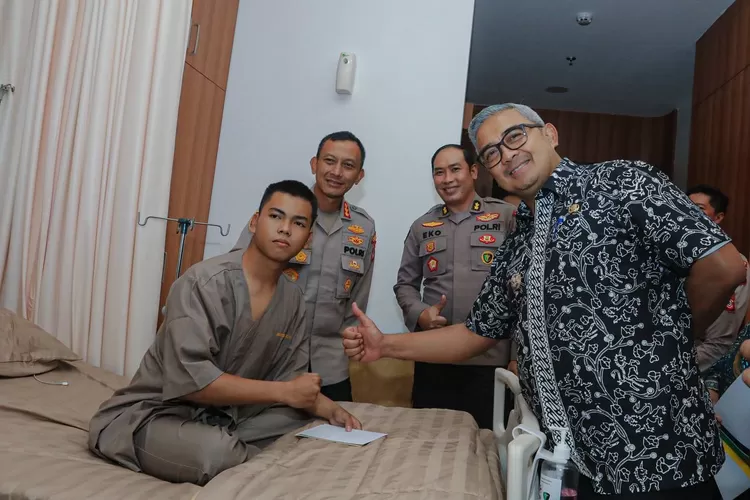 Jenguk Anggota Polisi Pengamanan Laga Persib, Farhan: Bentuk Kolaborasi Forkopimda (Diskominfo Kota Bandung)