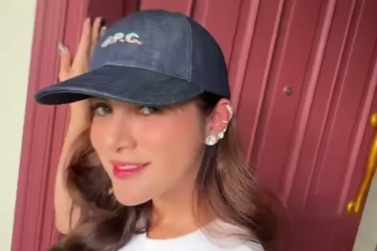 6 Artis Indonesia yang Kini Tampil Tanpa Hijab, Nomor 5 Bikin Heboh! (Foto/Tangkap layar Instagram @ollaramlan)