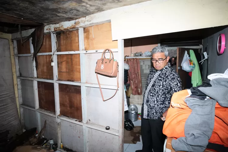 Tinjau Rumah Ambruk di Pasirluyu, Farhan Pastikan Pemkot Bandung Bantu Warga Terdampak (Diskominfo Kota Bandung)