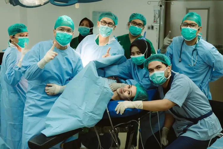 Thariq Halilintar temani Aaliyah Massaid jalani proses persalinan (Foto: Gorajuara/ Instagram/ @thariqhalilintar)