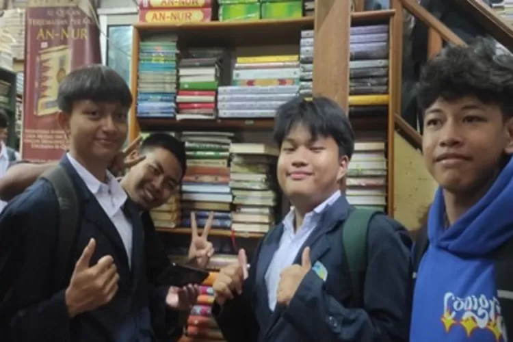 Peserta Didik SMAN 15 Bandung Berburu Buku di Palasari (GoraJuara.com/dok AKSI)