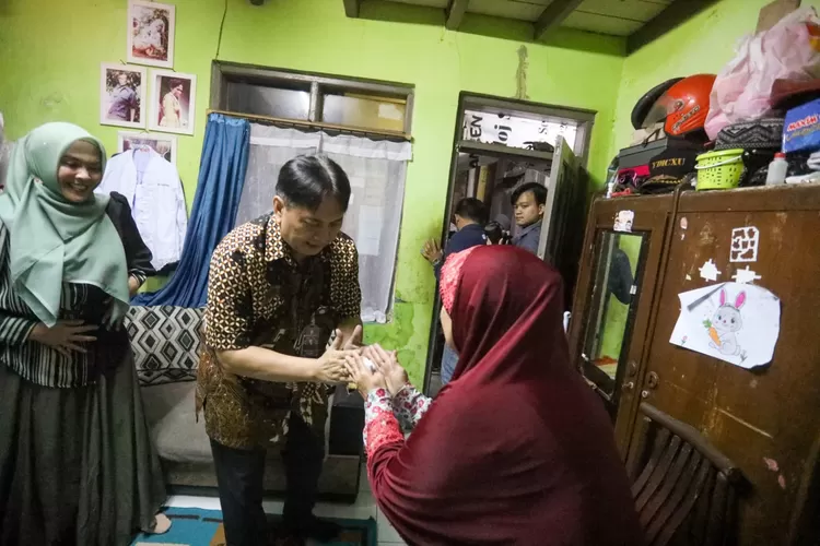 Bandung Nyaah Ka Indung: Nenek Ai Mimin dan Hodijah Jadi Ibu Asuh Sekda dan Ketua DWP (Diskominfo Kota Bandung)
