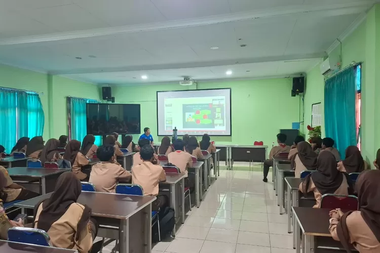 Materi Pola Pikir Tumbuh Pada Ektrakurikuler Jurnalistik SMAN 1 Purwadadi  (GoraJuara.com/dok AKSI)