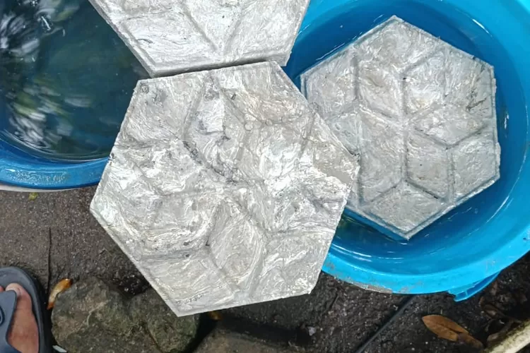 Sampah Susu MBG Diolah Jadi Paving Block (GoraJuara.com/dok AKSI)